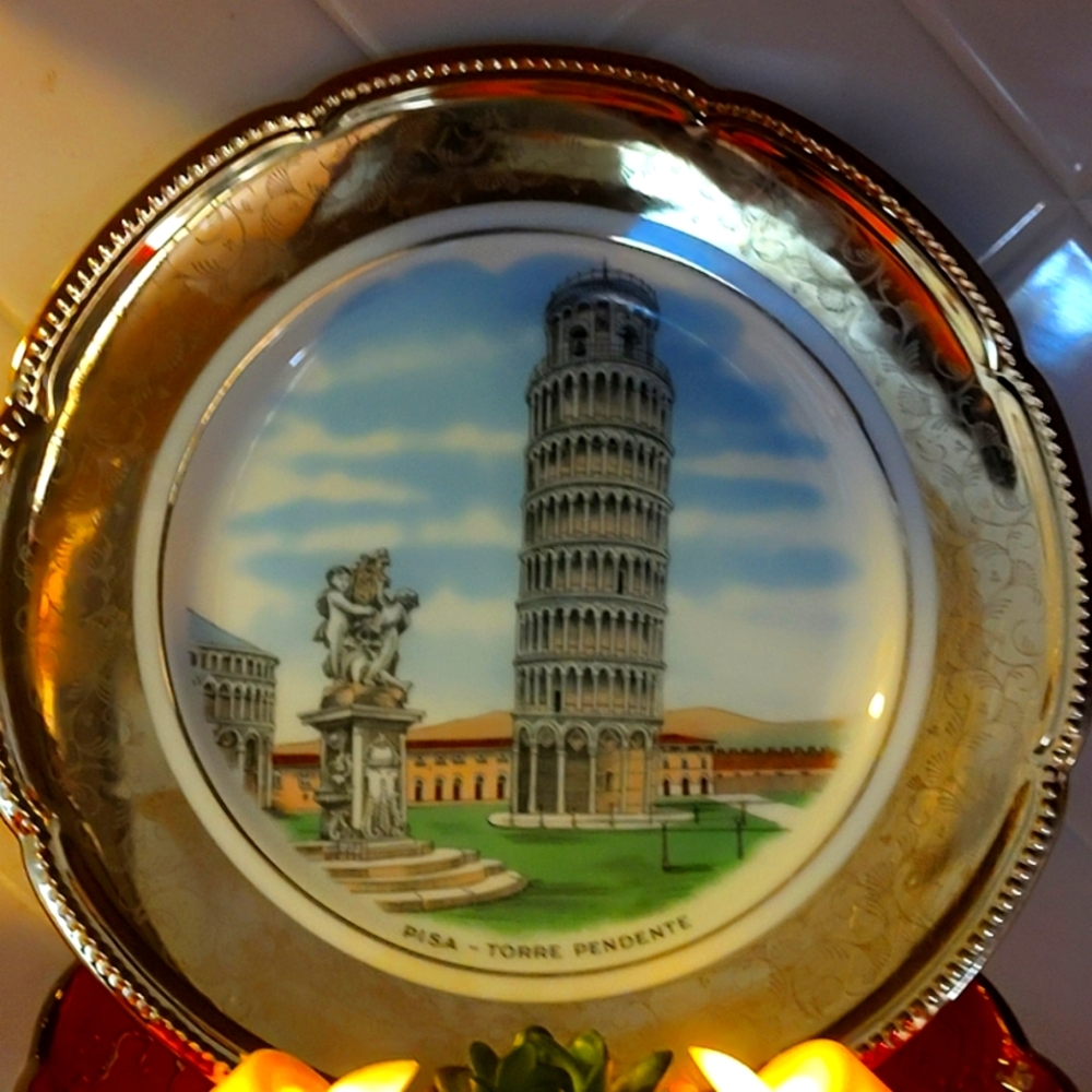 Decorative Pisa Plate with Gold Trim